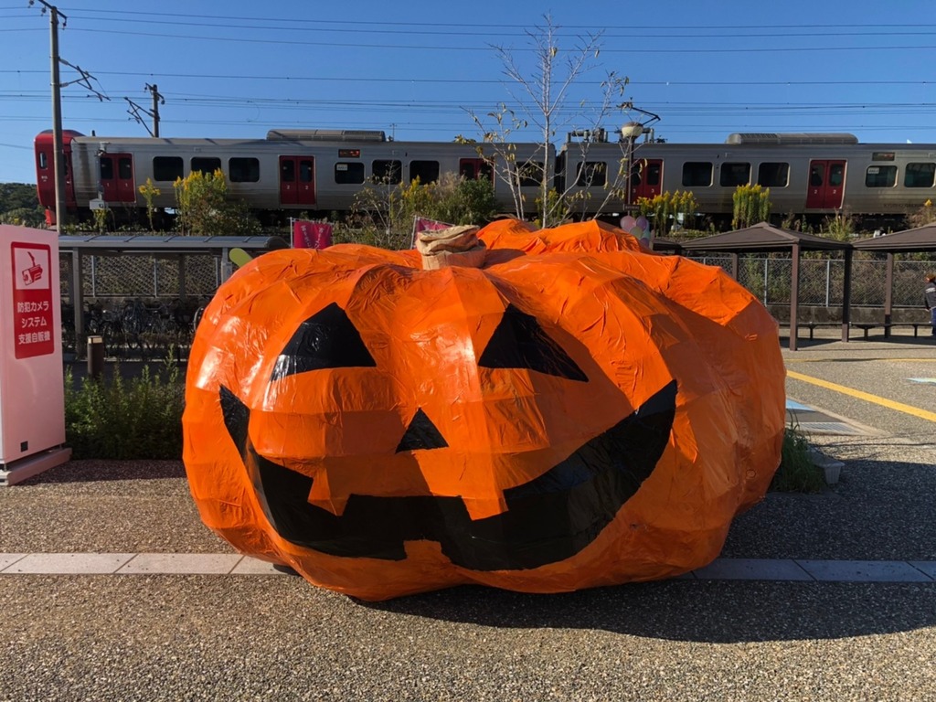 巨大カボチャ出現 電車でハロウィンフォトコンテスト開催中 ジモッシュ 地元をダッシュするニュースサイト ジモッシュ