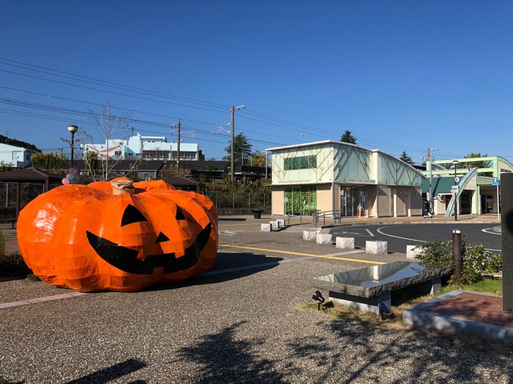 巨大カボチャ出現 電車でハロウィンフォトコンテスト開催中 ジモッシュ 地元をダッシュするニュースサイト ジモッシュ