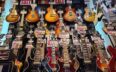 画像：店舗に並ぶギター