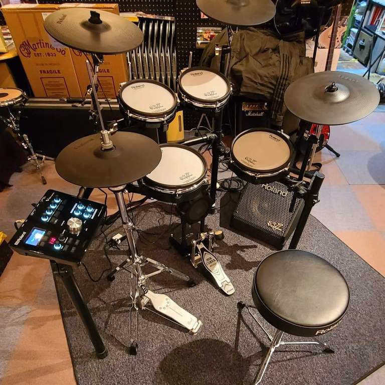 V-Drumのダブルメッシュパッドの高級機に、マット・キックペダル・V-Drumアンプ・ハイハットスタンド・ドラム椅子が付いたフルセット！